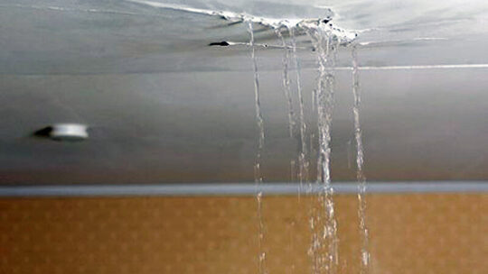 Comment savoir si on a des infiltrations d’eau sur un toit ?