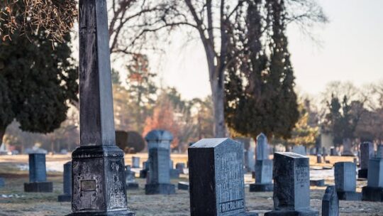 Comment bien choisir une plaque funéraire ?