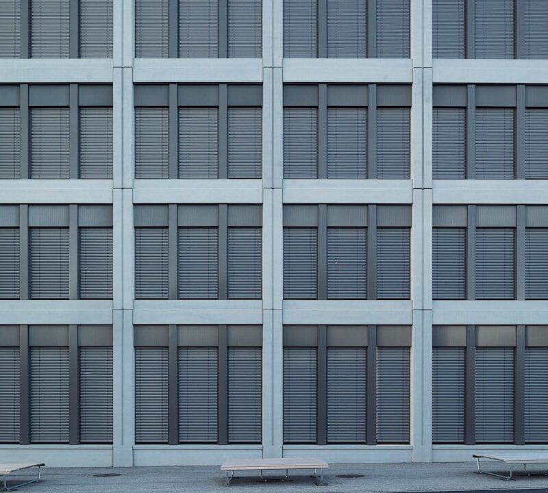 bâtiment en béton blanc et gris